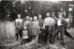 F61 Familie Wuestenenk met knechten (1944)